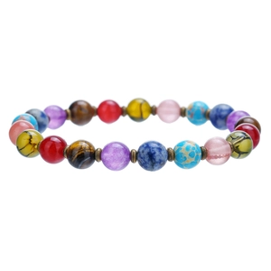 Detaillierte Makroaufnahme von 8mm Natursteinarmband mit Perlen und Kupfer-Abstandhaltern