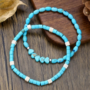 Bohemian turquoise hart kralen armband set met zilveren accenten op rustiek hout