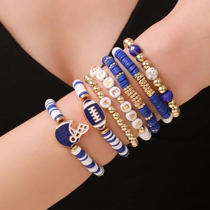 Detail von 7-teiligem Game Day Football Armband-Set mit blauen Perlen und Helm-Anhänger