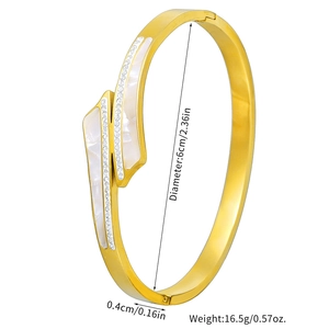 Vue détaillée du bracelet en acier titane avec incrustation de nacre et strass brillants