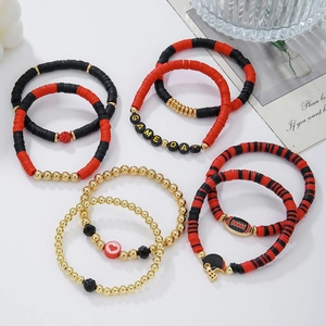 Detail von rot-schwarzen Game Day Tonperlen-Armbändern mit American Football-Anhängern
