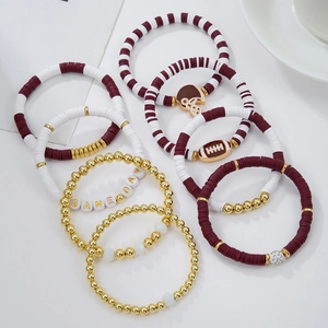Detail von Game Day Perlenarmbändern mit Football-Anhänger und roten Tonperlen-Set