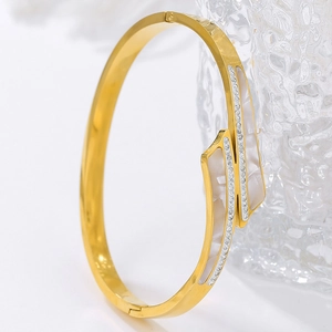 Bracelet en acier titane doré avec incrustation de nacre et détails en zircone
