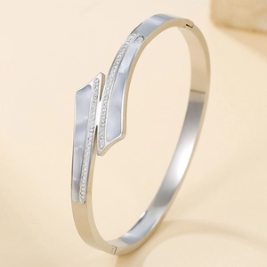 Détail du bracelet en acier titane avec incrustation de nacre et accents de strass