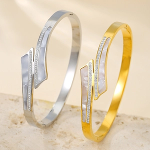 Élégant Bracelet Jonc Ouvert en Croix en Acier Inoxydable pour Femme Avec Nacre Blanche et Strass Brillants