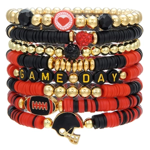 Detail eines mehrlagigen Game Day Armband-Sets mit Tonperlen und Football-Anhängern