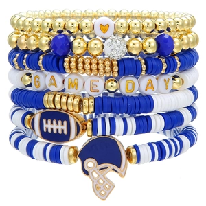 Detail eines Football-Armband-Sets mit Game-Day-Perlen und Helm-Anhänger