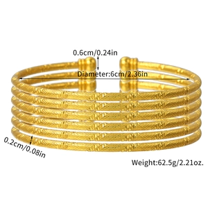 Detail van zes vergulde armbanden met gegraveerde ruittexturen en ronde uiteinden als set