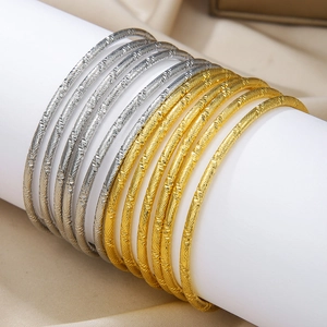 Stapelbare goud- en verzilverde armbanden met gehamerde textuur voor bruidssieraden