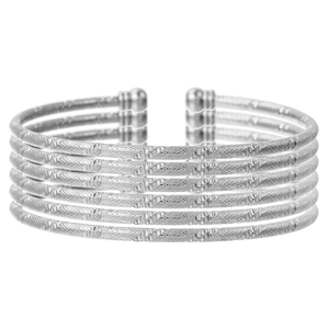 Detailopname van de verzilverde getextureerde armbanden met ronde bolletjes