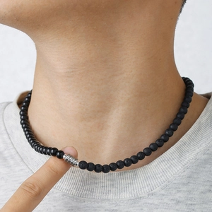 Detail einer Herren-Perlenkette aus Vulkanstein und Tigerauge mit silbernen Akzenten