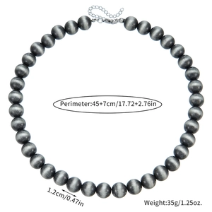 Détail du collier Navajo avec perles grises brossées de 12mm et chaîne d'extension