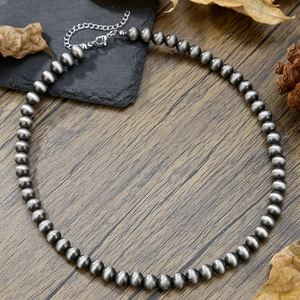 Collier Navajo vintage avec perles gris argenté brossé et fermoir mousqueton réglable