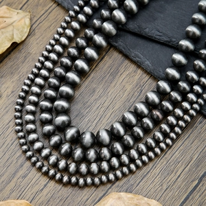 Colliers de perles argentées mates de style Navajo avec design multicouche rétro chic