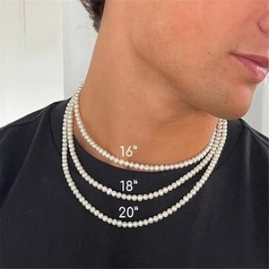 Gros plan de colliers en turquoise blanche de 16, 18 et 20 pouces portés par un mannequin
