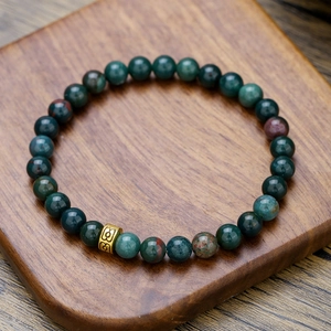 Elastisches Perlenarmband mit natürlichen Blutsteinen und goldenem Vintage-Charm-Detail