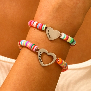 Dettaglio del set di braccialetti con perline colorate per madre e figlia con cuore