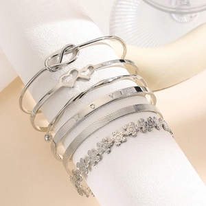 Detailweergave van zilveren armbandenset met oneindigheidsteken, Love-tekst en bloemmotief