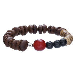 Handgemaakte koffieboon armband met rode agaat kraal en sandelhout kat bedel op witte achtergrond