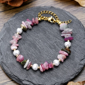 Detalle de pulsera de piedras naturales y perlas con turmalina de colores y cierre dorado