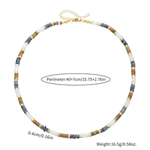 Dettaglio della collana con perline di pietra, misure 40+7cm e larghezza perle 0,4cm
