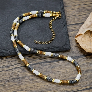 Collana boho in stile francese con pietre rotonde e distanziatori in metallo dorato