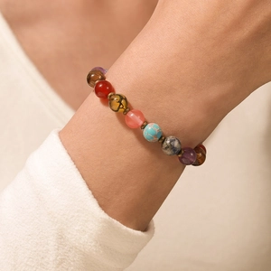 Detail eines Perlenarmbands mit Lavastein, Türkis und Tigerauge-Perlen am Handgelenk