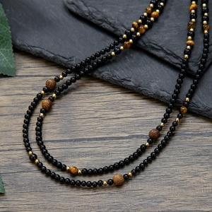 Heren dubbellaagse ketting met zwarte onyx, tijgeroog en gouden kralen op steen