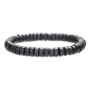 Pulsera minimalista con cuentas de madera planas en color negro mate sobre fondo blanco