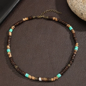 Collier bohème pour hommes en bois de coco avec perles vertes et fermoir bronze