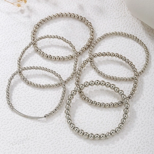 Set de siete pulseras minimalistas de cuentas plateadas con detalle de tubo curvo chic