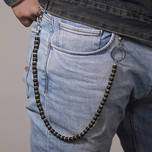 Détail de chaîne de pantalon en perles noires mates avec entretoises à motif grec