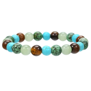 Detail van de handgemaakte kralenarmband met blauwe, tijgeroog en groene natuurstenen