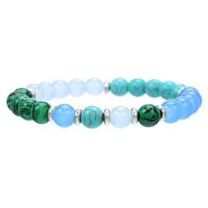 Detail van kralenarmband met malachiet, turquoise en metalen afstandhouders