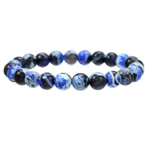 Macro detail van natuurlijke blauw-zwarte gemarmerde kristallen kralen op een armband