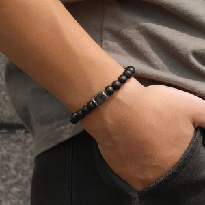 Primer plano de pulsera para hombre con cuentas negras mates y piedra de lava cuadrada