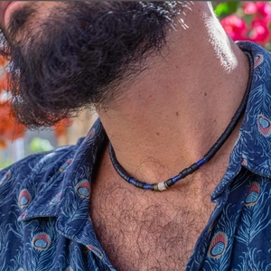 Collier bohème pour homme avec perles en bois noir, accents bleus et élément en coquille