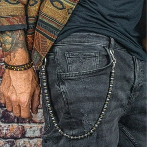 Chaîne de pantalon en perles noires mates avec entretoises métalliques sur jean vintage