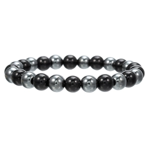 Detailopname van gepolijste zwarte obsidiaan en hematiet kralenarmband op witte basis