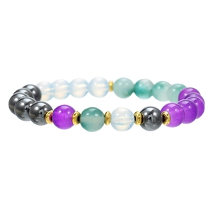 Detailopname van de armband met gemengde natuurstenen kralen en gouden tussenstukken