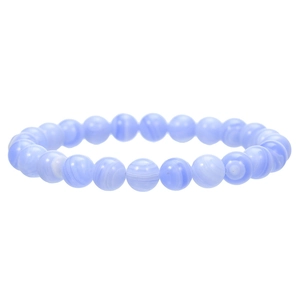 Detail van lichtblauwe agaat kralenarmband met natuurlijke witte texturen op witte basis