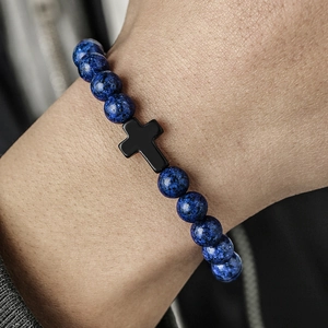 Heren kralenarmband met blauwe lapis lazuli stenen en een zwarte matte kruisbedel