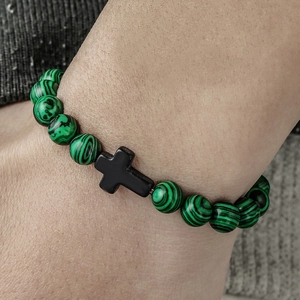 Kralenarmband voor heren met groene malachiet kralen en matzwarte kruisbedel