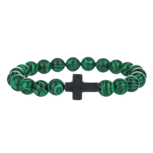 Detail van groene malachiet kralen armband met een mat zwarte kruis hanger sieraad