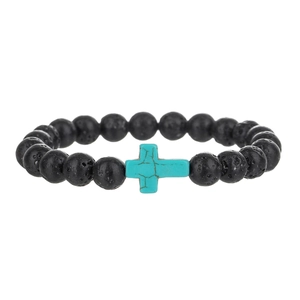 Detailopname van zwarte lavasteen kralen en turkoois kruis op de kralenarmband voor heren