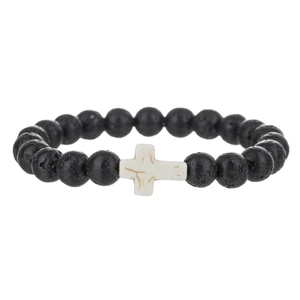 Detail van zwarte lavasteen kralen en een witte kruisbedel op een elastische kralenarmband