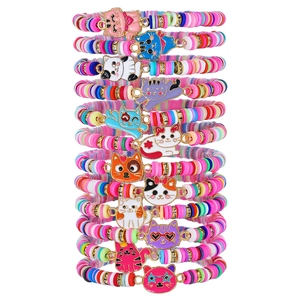 Set mit 12 bunten Kinderarmbändern aus Tonperlen mit süßen Emaille-Katzenanhängern und Glanz