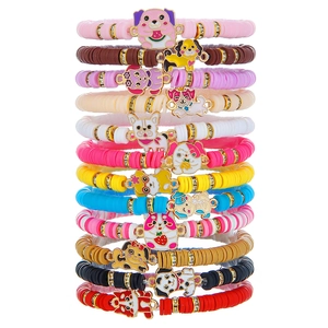 Set mit 12 bunten Heishi-Perlenarmbändern und niedlichen Hundeanhängern für Kinder