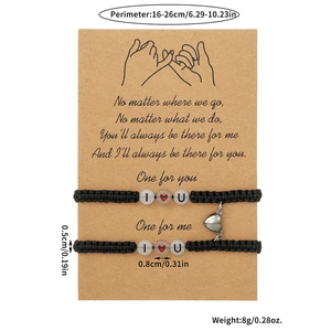 Detalle de pulseras magnéticas I LOVE YOU con cuentas luminosas en tarjeta de presentación