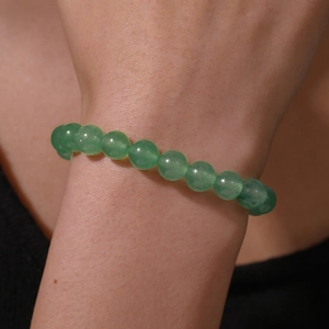 Bracciale vintage unisex in pietre naturali verdi con perle da 10mm indossato sul polso
